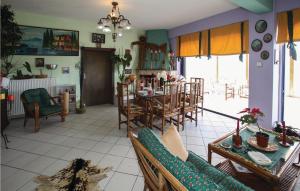 VromopoúsiにあるStunning Home In Keratea With 4 Bedroomsのリビングルーム(ソファ、テーブル、椅子付)