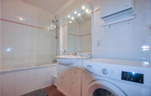 カネ・アン・ルシヨンにあるNice Apartment In Canet En Roussillon With 3 Bedroomsの白いバスルーム(洗濯機付)