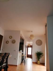 salon ze stołem i doniczką w obiekcie CASA MI SUEÑO w mieście Grazalema