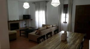 salon z kanapą i stołem w obiekcie CASA MI SUEÑO w mieście Grazalema