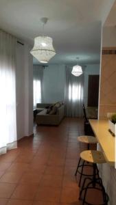 salon z kanapą i stołem w obiekcie CASA MI SUEÑO w mieście Grazalema