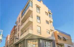Un edificio alto con ventanas a los lados. en Awesome Apartment In Santa Pola, en Santa Pola