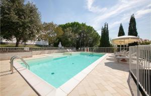 สระว่ายน้ำที่อยู่ใกล้ ๆ หรือใน Awesome Apartment In Pieve Di Santa Luce With Kitchen