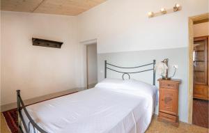 CullaにあるCasa Gaiaのベッドルーム(白いベッド1台、木製ドレッサー付)