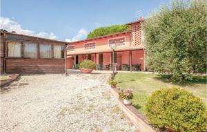 una vista exterior de un edificio con patio en Corte Ponziani 3, en Orentano