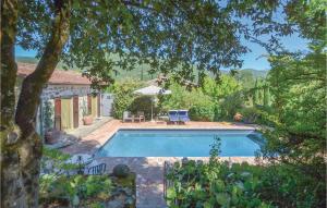 una piscina frente a una casa en Villa Metato, en Morra