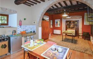 cocina con arco y mesa en una habitación en Villa Metato, en Morra
