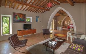sala de estar con arco y sala de estar en Villa Metato, en Morra
