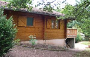 una casa de madera con porche y balcón en Holiday Home Gotti - 08, en Vecoux