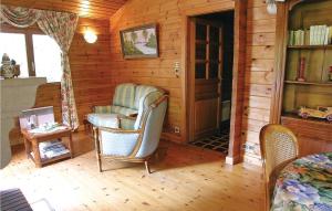 Habitación con 2 sillas en una cabaña de madera en Holiday Home Gotti - 08, en Vecoux