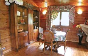 comedor con mesa y sillas en una cabaña en Holiday Home Gotti - 08, en Vecoux 6 fotos más