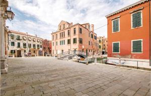 una calle de la ciudad con edificios y un canal en Sandalo, en Venecia