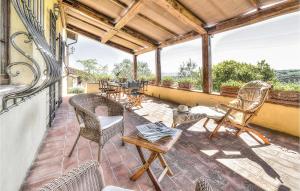 eine Terrasse mit Stühlen und einem Tisch auf dem Balkon in der Unterkunft La Scuderia-podere Moricci in Montaione