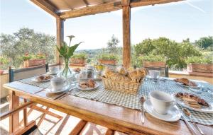 einem Holztisch mit Essen auf einem Tisch in der Unterkunft La Scuderia-podere Moricci in Montaione
