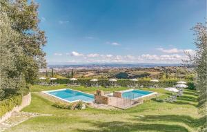 ein Grundstück mit zwei Pools auf einem Rasenplatz in der Unterkunft La Scuderia-podere Moricci in Montaione
