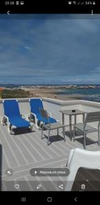 eine Terrasse mit Stühlen und einem Tisch in der Unterkunft Baleal 4 Surf II in Baleal