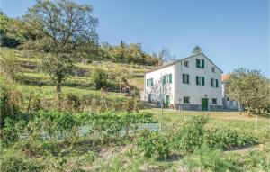 uma casa branca no lado de uma colina em Vigna Marengo em Varese Ligure
