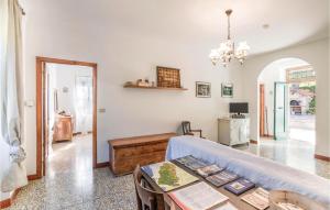 uma sala de estar com um sofá e uma mesa em Vigna Marengo em Varese Ligure