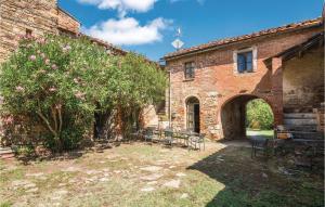 a brick building with an archway and a bench in a yard at Farneta in Rigomagno