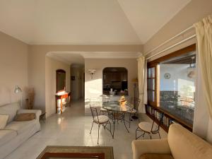 una sala de estar con un sofá y una mesa en Villa Isa sea views, en Playa Blanca