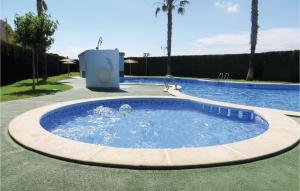 トレビエハにあるStunning Apartment In Torrevieja With Wifi, Outdoor Swimming Pool And Swimming Poolのスイミングプール内の水泳