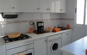 Kuchyňa alebo kuchynka v ubytovaní Amazing Apartment In Torrevieja