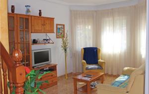Телевизор и/или развлекательный центр в Gorgeous Home In Guardamar Del Segura With Wifi
