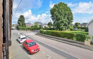Le Mesnil-EsnardにあるLovely Apartment In Le Mesnil-Esnardの路脇に停められた赤い車