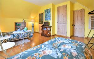 Le Mesnil-EsnardにあるLovely Apartment In Le Mesnil-Esnardの部屋にベッドとテーブルがある寝室 +5枚の写真