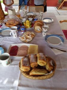 una mesa con pan y otros alimentos. en Mézeskuckó en Tiszaszőlős