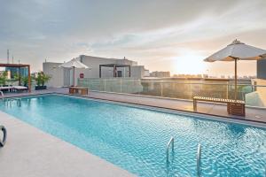 a swimming pool on the roof of a building at ✶ Pisac Penthouse ✶ 3-stories LUXURY Rooftop Pool in Lima