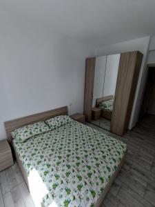 薩爾雷的住宿－Rosa dei Venti Apartment 50meter beach front，一间卧室配有一张床和一面大镜子