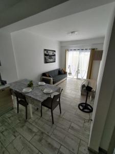 薩爾雷的住宿－Rosa dei Venti Apartment 50meter beach front，客厅配有桌椅和沙发