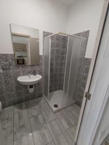 薩爾雷的住宿－Rosa dei Venti Apartment 50meter beach front，带淋浴和盥洗盆的浴室