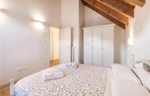 1 dormitorio con 1 cama en una habitación con paredes blancas en Fornasiero 2, en Raveo