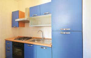プンタ・セッカにあるApt, 4の- 青い冷蔵庫、シンク付きのキッチン