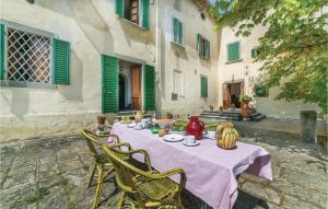 a table with a vase on it in a courtyard at Barbaiano C in Monte San Savino