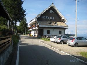 een gebouw met auto's geparkeerd op een parkeerplaats bij Albergo Casa Della Neve in Stresa