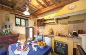 kuchnia ze stołem i miską owoców w obiekcie Nice Home In Apecchio -Pu- w mieście Apecchio