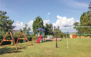 un parc avec une balançoire et une aire de jeux dans l'établissement Corneto 2, à Pomarance