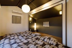 A bed or beds in a room at The Leaf 河口湖駅徒歩2分の貸切アジアンリゾート
