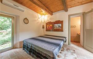 een slaapkamer met een bed in een kamer met een raam bij La Chaschina in Calci