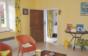 Pleumeur-GautierにあるHoliday Home Route De Pen Woasの黄色の壁のリビングルーム(木製のドア付)