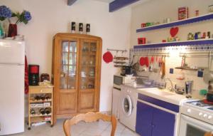 Pleumeur-GautierにあるHoliday Home Route De Pen Woasのシンクと洗濯機付きのキッチン +12枚の写真