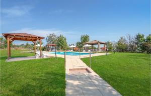 una piscina in un parco con gazebo di Rosa 3 a Salsomaggiore Terme