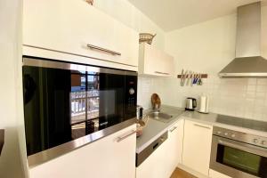 Virtuvė arba virtuvėlė apgyvendinimo įstaigoje Manuela 11 by SMR Luxury Apartments