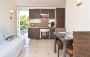 Ett kök eller pentry på Beautiful Apartment In Moriani Plage With Kitchen