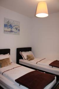 twee bedden naast elkaar in een kamer bij Jana 4 by SMR Rauris Apartments - inc Spa and National Summercard - near Gondola in Rauris