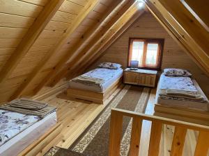 Voodi või voodid majutusasutuse Еднофамилна дървена къщичка toas