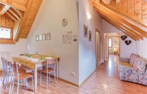Pesariis的住宿－3 Bedroom Beautiful Home In Ovaro Ud，厨房以及带桌椅的用餐室。